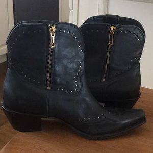 Leather handcrafted in Brazil boots.